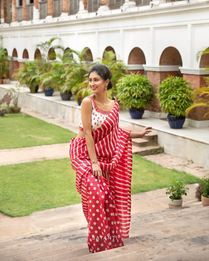 Extra Ordinary Red Weight Less Printed Extra Ordinary Saree