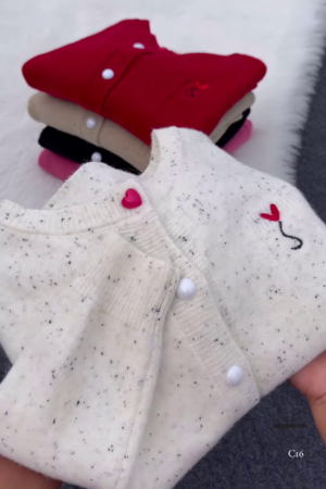 Speckled Heart Button Cardigan – Cute, Cozy, and Effortlessly Stylish ❤️🧶