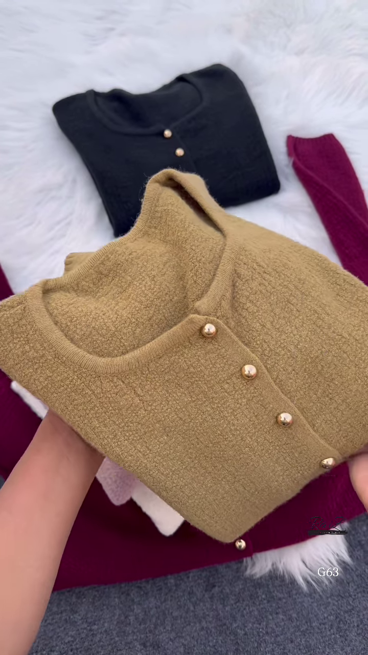 Plush Button Knit Cardigan – Soft, Minimal, and Effortlessly Luxe ✨🧶 - Image 5