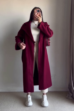 Long Black Coat Look 🖤 with Light Blue Jeans & White Sneakers – Street-Ready Layering